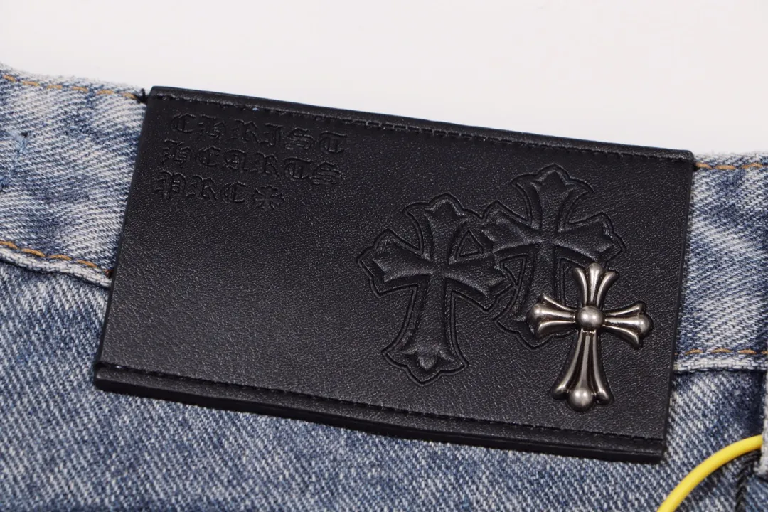 P250 style number: H432 Chrome Hearts CH Chrome Hearts heavy industry damaged ripped high street jeans exude uninhibited personality and unique charm. Every wear and tear is carefully designed to present a unique artistic feel. Made of imported denim fabric, which has undergone heavy industrial washing and destruction treatment, the trousers show a super cool effect on the upper body, allowing you to dominate the fashion stage.  This is more than just a pair of jeans, it is an expression of attitude. With its unique design concept and ultimate pursuit of details, Croxin breaks traditional boundaries and defines the jeans trend in the new era. The trousers are made of double-layer woven fabric and matched with customized hardware, showing an incomparably beautiful and unique style, making every wearer the focus of fashion. Imported denim fabric, super heavy-duty washed and damaged, the upper body is super cool! Customized hardware, incomparably good-looking model. The production process is difficult. It has a high-street feel. Color: blue Size: S M L XL XXL